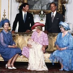 4. August 1982  Prinz William wird getauft: Die Windsors präsentieren stolz das bis dahin jüngste Mitglied der königlichen Familie.