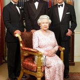 Juni 2003:In "Clarence House", der ehemaligen Residenz von Queen Mum, entsteht ein Drei-Generationen-Foto, das die Queen mit ihrem Mann, ihrem ältesten Sohn Charles und dessen ältestem Sohn William zeigt. Das anschließende Dinner ist Teil der Feierlichkeiten, mit denen die Königin ihr 50. Thronjubiläum feiert.