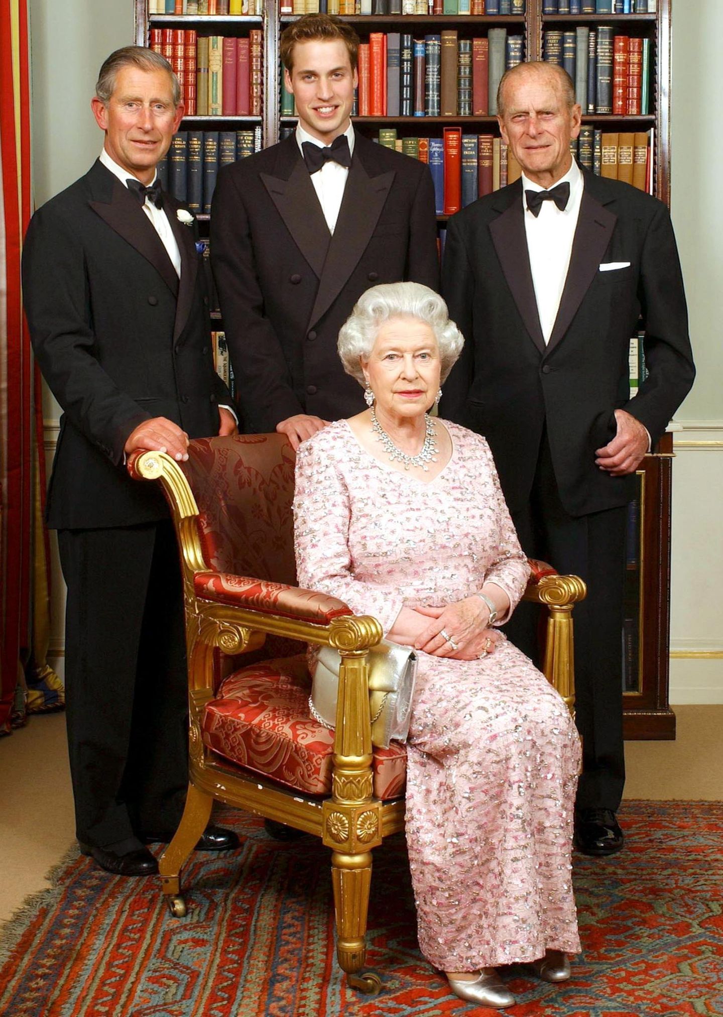 Juni 2003:In "Clarence House", der ehemaligen Residenz von Queen Mum, entsteht ein Drei-Generationen-Foto, das die Queen mit ihrem Mann, ihrem ältesten Sohn Charles und dessen ältestem Sohn William zeigt. Das anschließende Dinner ist Teil der Feierlichkeiten, mit denen die Königin ihr 50. Thronjubiläum feiert.