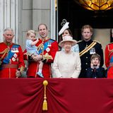 Juni 2015:Prinz George, der Urenkel der Queen, ist zum ersten Mal bei "Trooping the Colour" mit auf dem Balkon. Damit ist die Königin umgeben von drei Generationen ihrer Erben.