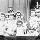 12. Mai 1937: Krönung von George VI.  An diesem Tag ändert sich alles für die Familie von Prinzessin Elizabeth. Prinz Albert, Herzog von York, wird zum König gekrönt und besteigt den Thron als George VI. Seine älteste Tochter wird zur potenziellen Thronerbin und künftigen Königin.