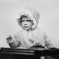 1928: Früh übt sich ... Prinzessin Elizabeth winkt als Zweijährige aus einer Kutsche.