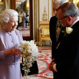30. Mai 2013:  Jedes Jahr zum Jubiläum der Krönung, die am 2. Juni 1953 stattfand, verehrt die "Worshipful Company of Gardeners" der britischen Queen Elizabeth eine Replik ihres damaligen Blumenbouquets. Immer wieder neue junge Gärtner dürfen sich an der großen Aufgabe versuchen - dieses Jahr hieß die Glückliche Lottie Longman.