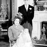 1948: Charles Philip Arthur George, der erstgeborene Sohn von Prinzessin Elizabeth und Prinz Philip wird getauft. Seinen ersten großen Fototermin verschläft der Prinz im Arm seiner Mutter allerdings.