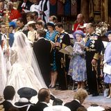 1986: Elisabeths jüngster Sohn Sohn Edward heiratet Sarah Ferguson.