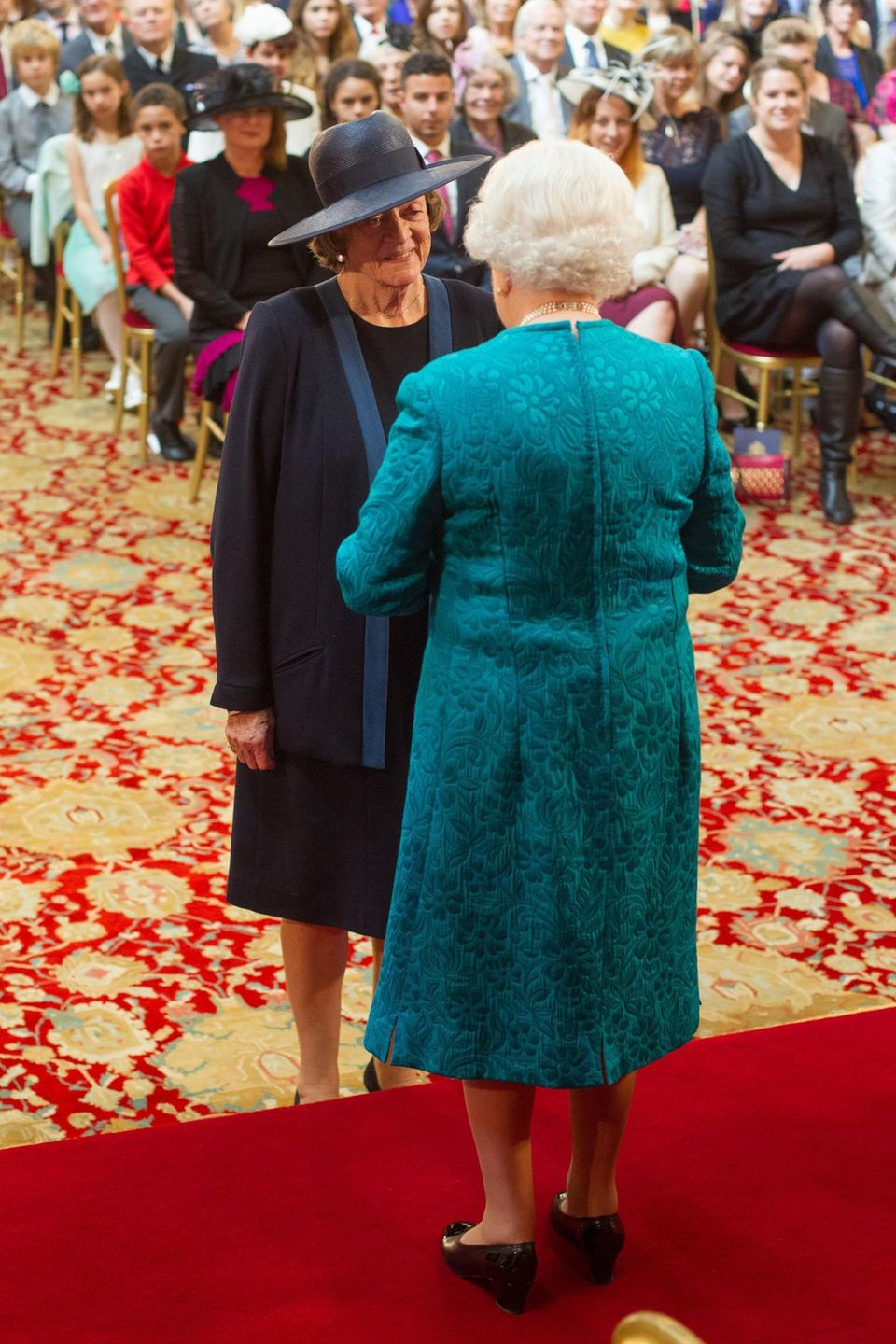 2014: Unter ihrem großen blauen Hut erkennt man sie kaum ... Bei der Investitur-Zeremonie in Windsor bekommt Dame Maggie Smith, die in der erfolgreichen TV-Serie "Downton Abbey" die verwitwete Gräfin von Grantham spielt, den Orden "Companions of Honor" von der Queen verliehen. Der Orden, der mit keinem Titel verbunden ist, gilt als besonders hohe Würdigung. Er hat nur jeweils 47 Mitglieder. Dame Maggie, 79, ist nun eine von ihnen, genauso wie ihre Schauspielerkollegen Dame Judi Dench und "Herr der Ringe"-Star Sir Ian McKellen. 2014: Unter ihrem großen blauen Hut erkennt man sie kaum ... Bei der Investitur-Zeremonie in Windsor bekommt Dame Maggie Smith, die in der erfolgreichen TV-Serie "Downton Abbey" die verwitwete Gräfin von Grantham spielt, den Orden "Companions of Honor" von der Queen verliehen. Der Orden, der mit keinem Titel verbunden ist, gilt als besonders hohe Würdigung. Er hat nur jeweils 47 Mitglieder. Dame Maggie, 79, ist nun eine von ihnen, genauso wie ihre Schauspielerkollegen Dame Judi Dench und "Herr der Ringe"-Star Sir Ian McKellen.