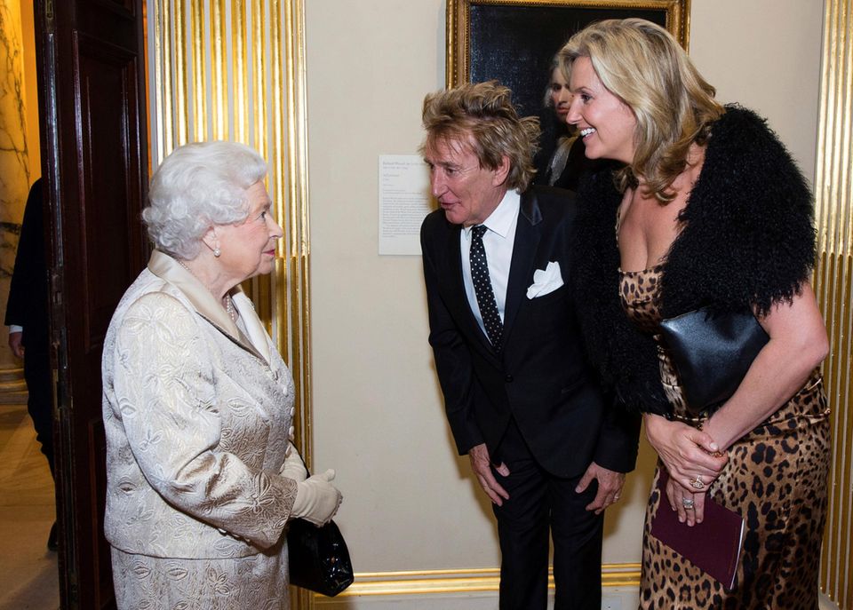 2016: Frisch von Prinz William zum Ritter geschlagen trifft Sänger Rod Stewart (mit Ehefrau Penny Lancaster) am Abend des 11. Oktobers die Queen. Im Buckingham Palace gibt sie einen Empfang für die "Royal Academy of Arts".