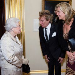 2016: Frisch von Prinz William zum Ritter geschlagen trifft Sänger Rod Stewart (mit Ehefrau Penny Lancaster) am Abend des 11. Oktobers die Queen. Im Buckingham Palace gibt sie einen Empfang für die "Royal Academy of Arts".