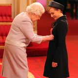2015:Die Schauspielerin Kristin Scott Thomas wird von der Queen zur "Dame Commander" geadelt.