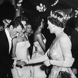 1958: Königin Elisabeth II. und Frank Sinatra