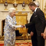 Queen Elizabeth: 2016: Am 23. Juni wird der "The Queen's Young Leaders Award" im Buckingham Palast verliehen. Als Queen Elizabeth auf Ex-Fußballer David Beckham trifft, kann nicht mal sie sich ein breites Grinsen verkneifen. Tja, Becks ist eben ein echter Charmeur.