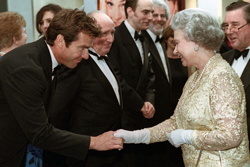 1998: Königin Elisabeth II. und Dennis Quaid 1998: Königin Elisabeth II. und Dennis Quaid