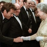 1998: Königin Elisabeth II. und Dennis Quaid