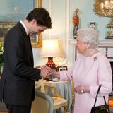 Der kanadische Premierminister Justin Trudeau packt seinen Schulbuben-Charme auch bei einer Privataudienz bei Queen Elizabeth am 25. November 2015 in den Räumen des "Buckingham Palace" aus. Die Queen war sicher "delighted".