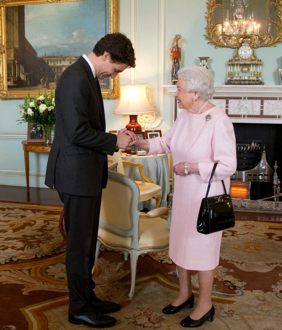 Der kanadische Premierminister Justin Trudeau packt seinen Schulbuben-Charme auch bei einer Privataudienz bei Queen Elizabeth am 25. November 2015 in den Räumen des "Buckingham Palace" aus. Die Queen war sicher "delighted". Der kanadische Premierminister Justin Trudeau packt seinen Schulbuben-Charme auch bei einer Privataudienz bei Queen Elizabeth am 25. November 2015 in den Räumen des "Buckingham Palace" aus. Die Queen war sicher "delighted".