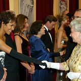2002: Königin Elisabeth II. und Hally Berry, Pierce Brosnan