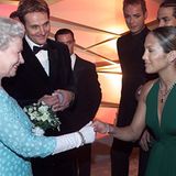 2001: Königin Elisabeth II. und Jennifer Lopez