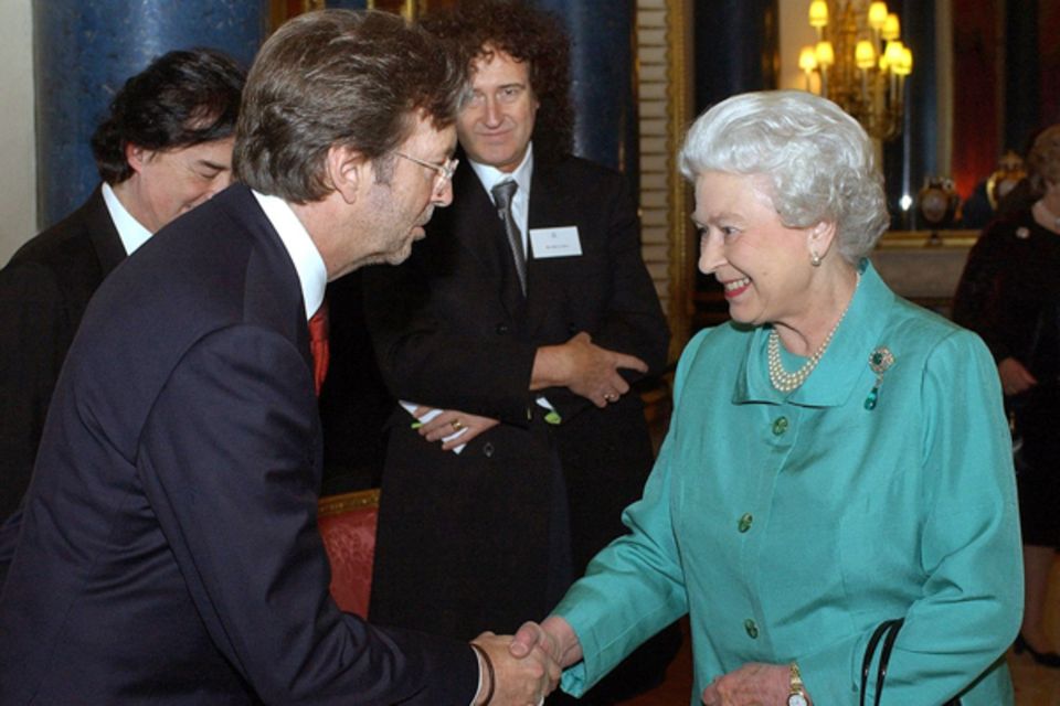 2005: Königin Elisabeth II. und Eric Clapton, Brian May