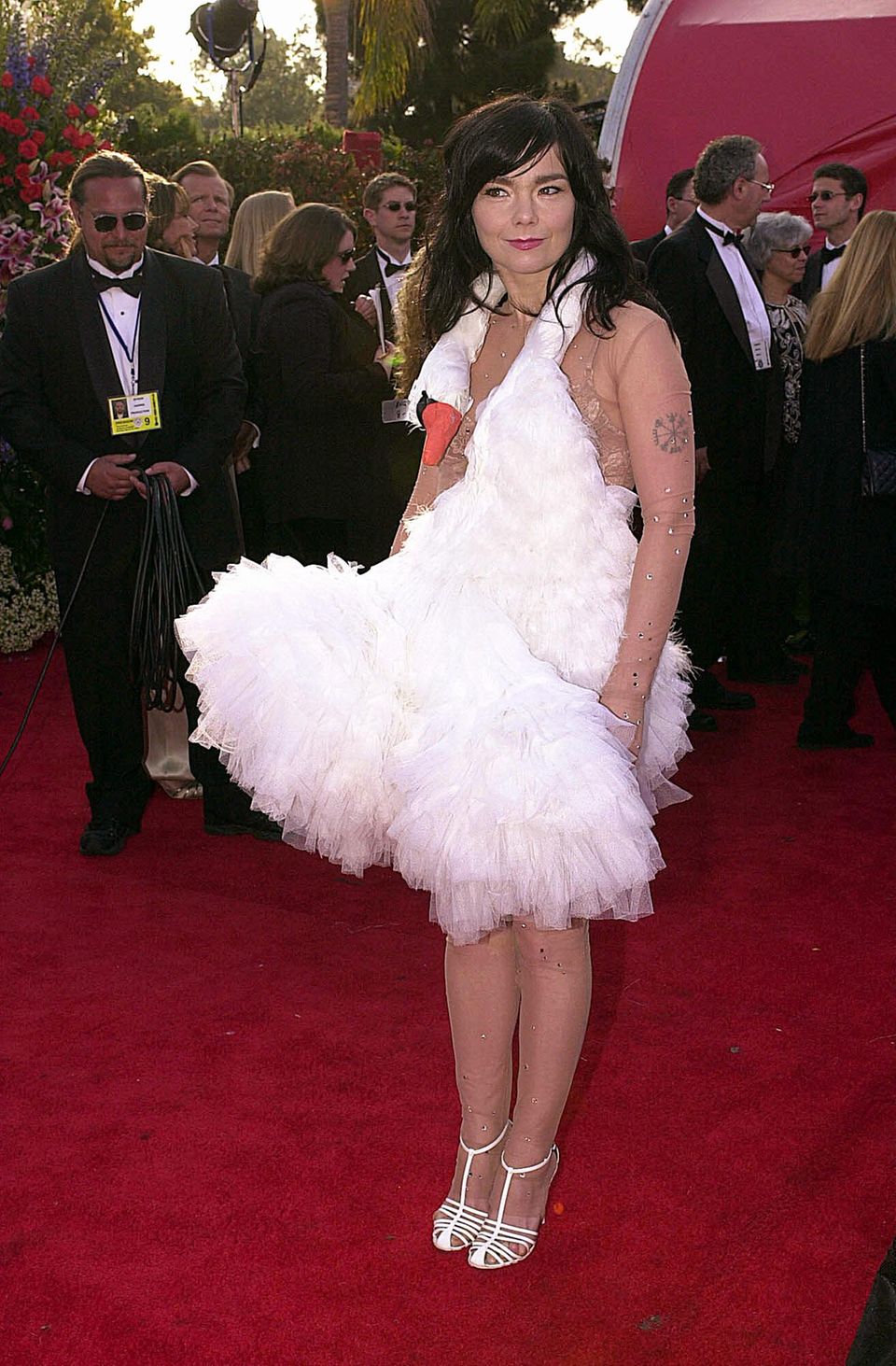 2001: Björk in Marjan Pejoski: Der Schwanen-Dress ist augenblicklich zum Klassiker unter den schlimmsten Oscar-Kleidern aller Ze 2001: Björk in Marjan Pejoski: Der Schwanen-Dress ist augenblicklich zum Klassiker unter den schlimmsten Oscar-Kleidern aller Ze