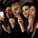 "Duran Duran"-Keyboarder Nick Rhodes (M.)sammelt bei Pam Hogg Inspirationen.