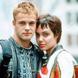 Angelina Jolie und Jonny Lee Miller: Nach etwa 2 Jahren Beziehung heiraten Angelina und der britische Schuspieler Jonny Lee Miller 1996. Sie sind sich am Set des Films "Hackers - Im Netz des FBI" zum ersten Mal begegnet. Die Ehe wird drei Jahre später wieder geschieden, doch Jolie und Miller sind bis heute gute Freunde.