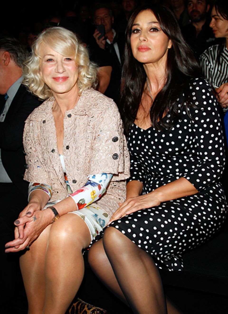 Mailand Fashion Week: Helen Mirren und Monica Bellucci sehen sich gemeinsam die Show von Dolce & Gabbana an. Mailand Fashion Week: Helen Mirren und Monica Bellucci sehen sich gemeinsam die Show von Dolce & Gabbana an.