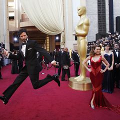 Wer macht die bessere Figur? Bret McKenzie, nominiert für den "Muppets"-Titelsong, oder Schauspielerin Jane Seymour?