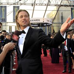 Auf wen Brad Pitt, nominiert in der Kategorie "Bester Hauptdarsteller", da wohl zeigt...?!