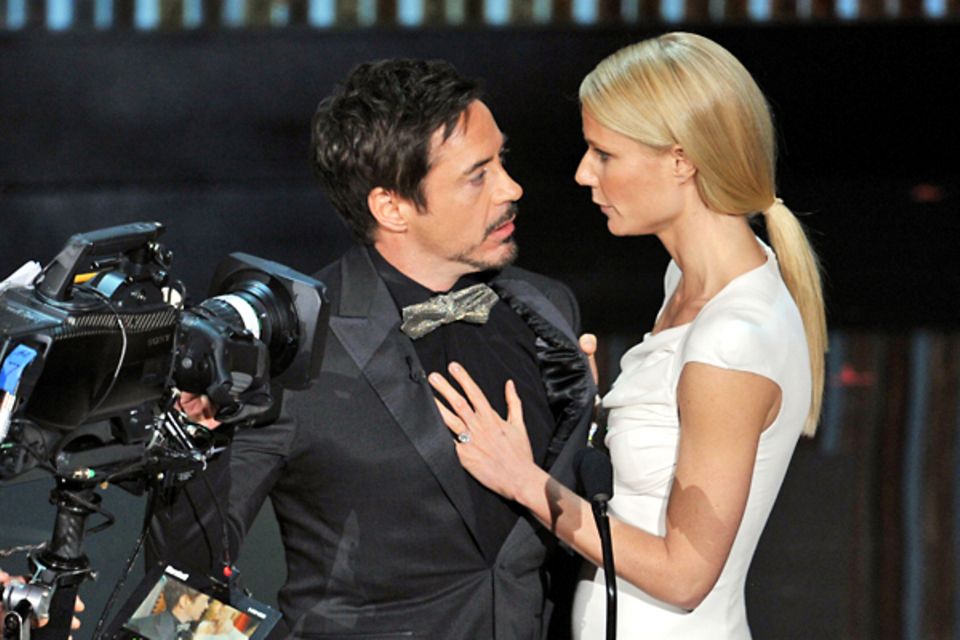 Robert Downey Jr. und Gwyneth Paltrow präsentieren den Oscar für die "Beste Dokumentation". Gewonnen hat "Saving Face", eine Dok Robert Downey Jr. und Gwyneth Paltrow präsentieren den Oscar für die "Beste Dokumentation". Gewonnen hat "Saving Face", eine Dok