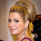 Frisuren: Eine Tiara lässt sich jedoch auch ganz wunderbar zu einer Hochsteckfrisur kombinieren. Besonders prachtvoll wirkt dieser Dutt an Königin Máxima.