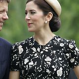 Ihr dichtes, braunes Haar hat Dänemarks Kronprinzessin zu einem sehr voluminösen, tiefsitzenden Chignon verarbeitet. Die nostalg