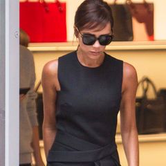 Posh mit Pony? Mit ihren seitlich über die Stirn frisierten Haaren erinnert Victoria Beckham, hier in einem schwarzen Kleid aus ihrer eigenen Herbst/Winter 2015 Kollektion, optisch an Stil-Ikone Audrey Hepburn.