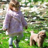 Auch wenn der Frühling in Mailand Einzug hält, mit ihrem rosafarbenen Kuschel-Mäntelchen und hohen beige-khakifarbenen Sneakern ist Sole Trussardi beim Spielen im Park noch schön warm eingepackt.
