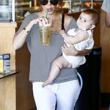 Farblich abgestimmt auf Mama Kourtney Kardashians Hosen trägt die kleine Penelope Disick ein weißes Sommerkleidchen mit Stickerei.