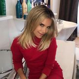 Frisch gefärbt und mit ein paar Zentimeter Haarpracht weniger präsentiert Sylvie Meis diesen stylischen Business-Look auf ihrem Instagram-Profil.