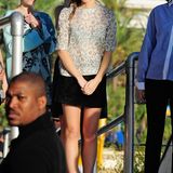 Fast zu brav in schwarzer Shorts und blumiger, halbtransparenter Chiffon-Bluse besucht Emma eine Fernsehshow in Cannes.
