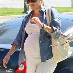 Ihren liebsten Schwangerschaftslook behält Reese bis zuletzt bei: Gemütliches Jersey-Kleid kombiniert mit Jeanshemd.