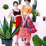 Links: Schwarz-rotes Top und gelb-rote Handtasche von Miu Miu. Roter Plisseerock von Prada. Schmuck-Kragen und Schuhe von Empori