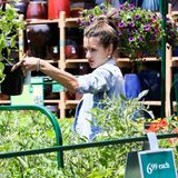 Alessandra Ambrosio kauft in einem Gartencenter in Brentwood nach Lust und Laune für ihren heimischen Garten ein.