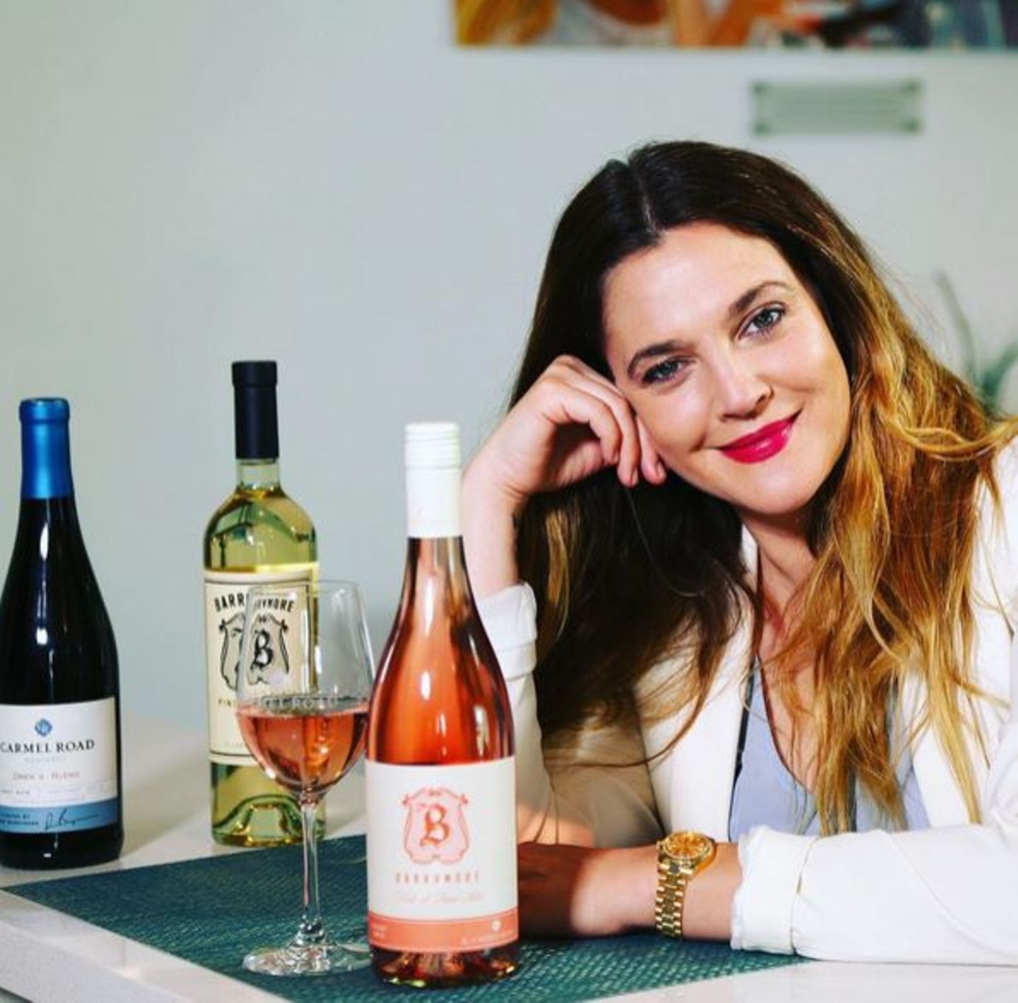 Drew Barrymore ist eine wahre Weinkennerin und Freundin des edlen Tropfens. Daher ist sie auch unter die Weinhändler gegangen und kreiert und verkauft ihre eigenen Sorten.