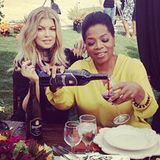 So macht Arbeiten Spaß: US-Talkerin Oprah Winfrey besucht Sängerin Fergie auf deren Weingut.