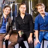 Die drei Brüder der Band Hanson sind unter die Bierproduzenten gegangen. Ein Teil der Einnahmen der Marke "MMMHops" geht seit Markteinführung an Opfer der Tornado-Katastrophe in Oklahoma.