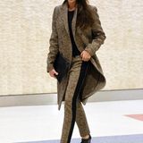 Bei ihrer Ankunft in New York präsentiert sich Victoria Beckham mit diesem braun-schwarzen Tweed-Ensemble businesslike und britisch zugleich.