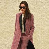 Victoria Beckham ist eigentlich keine große Freundin von Stoff-und Mustermixen. Mit dem rot-weißen Anzug, den sie mit einem weißen Spitzen-Shirt kombiniert, macht sie jedoch alles richtig.