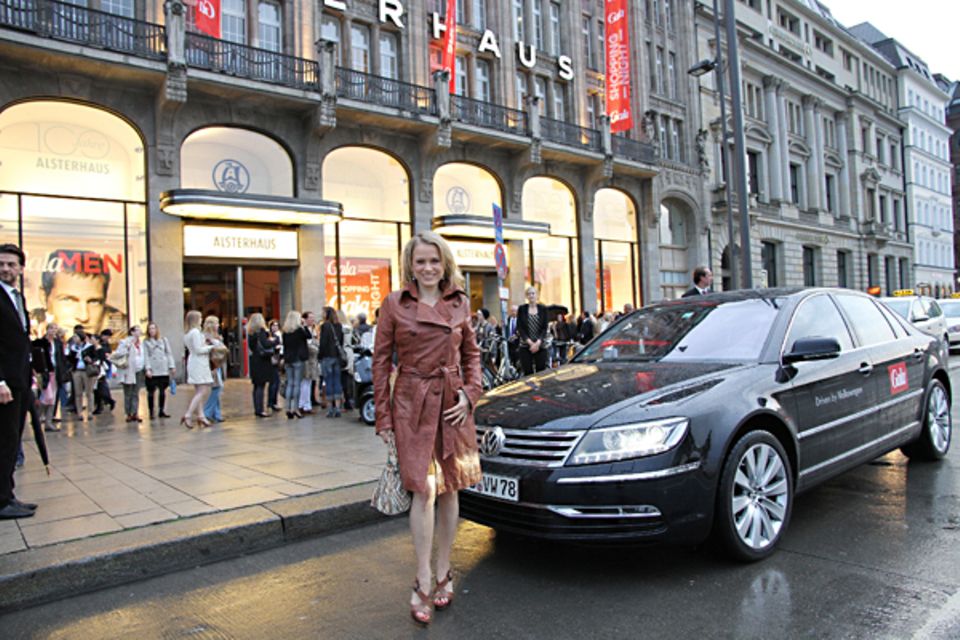 Nova Meierhenrich ist dank des "VW Phaeton"-VIP-Shuttles trockenen Fußes ins Alsterhaus gekommen. Nova Meierhenrich ist dank des "VW Phaeton"-VIP-Shuttles trockenen Fußes ins Alsterhaus gekommen.