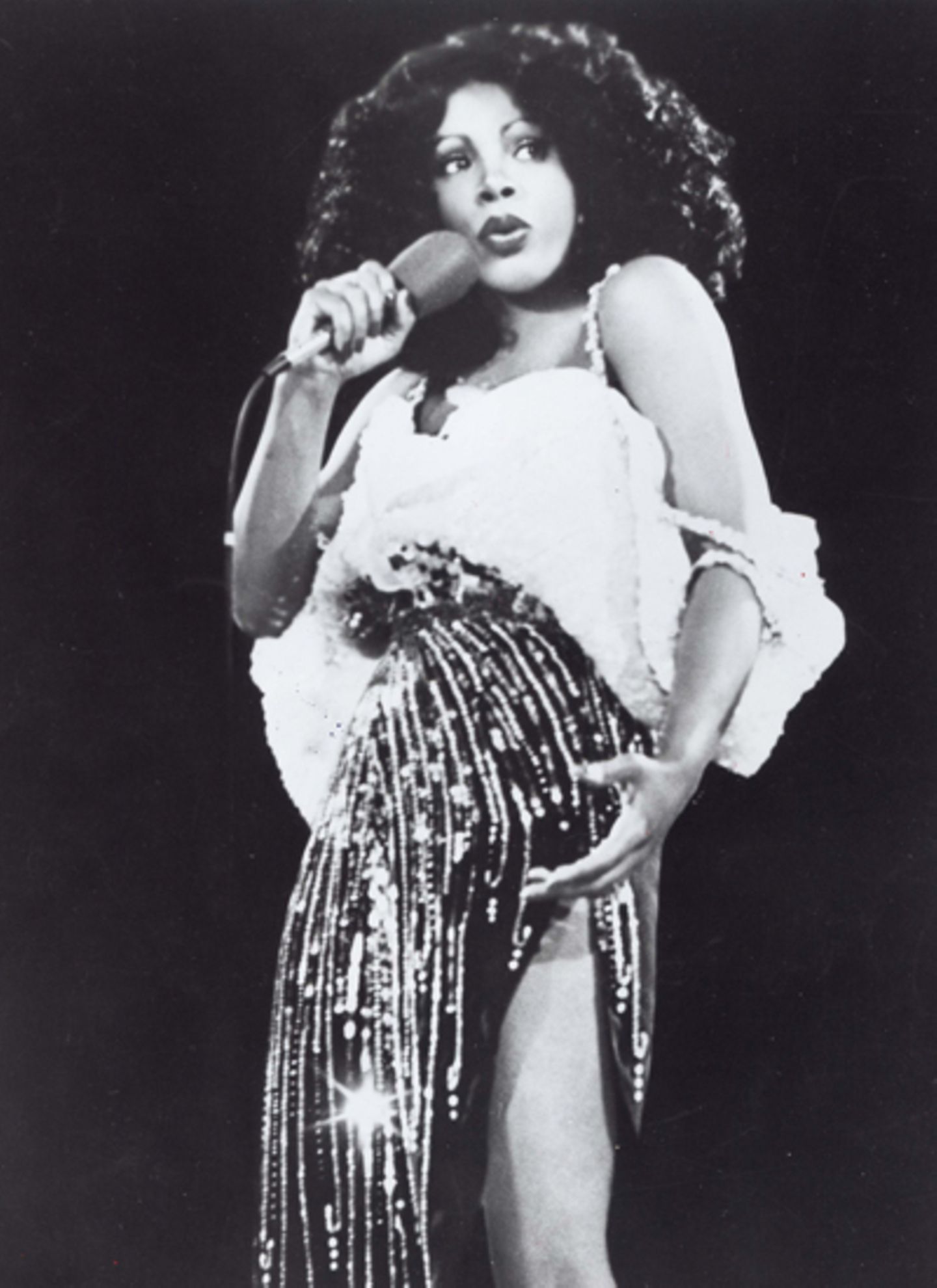 Lasziv und aufreizend: Donna Summer galt nicht nur wegen ihrer Songs als Sex-Ikone. Auch die knappen Bühnenoutfits, oft mit Pail