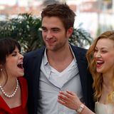 Cannes 2012: Robert Pattinson wird von Emily Hampshire und Sarah Gadon in die Mitte genommen.