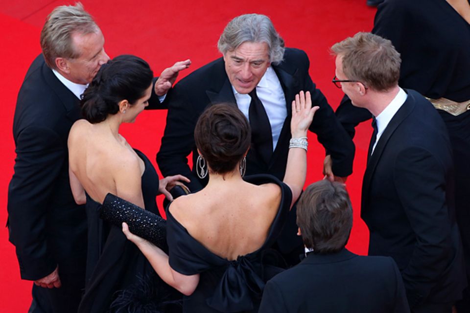 Cannes 2012: Robert De Niro wird auf dem roten Teppich freudig bergrüßt. Cannes 2012: Robert De Niro wird auf dem roten Teppich freudig bergrüßt.