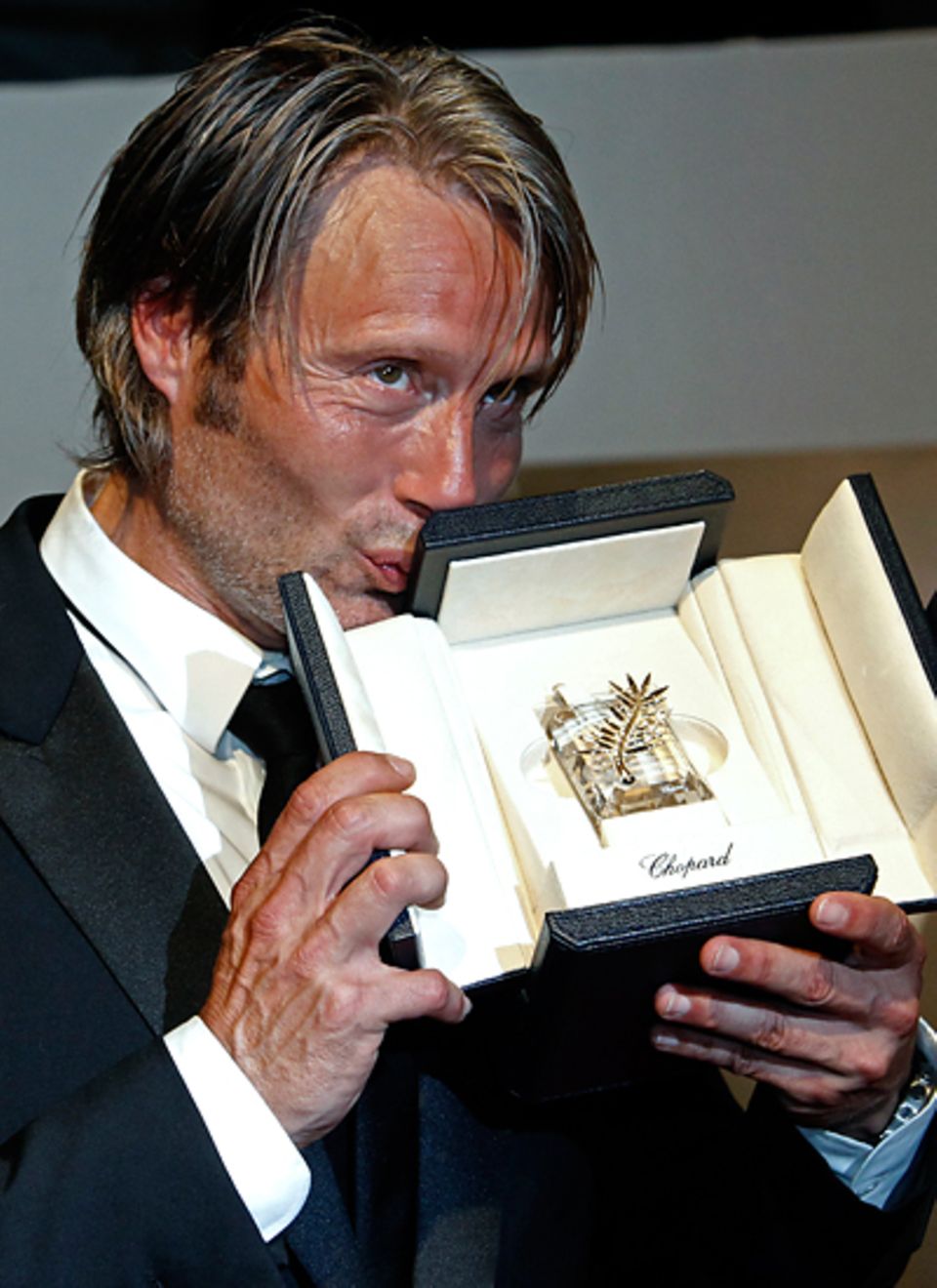 Cannes 2012: Mads Mikkelsen wird für seine Rolle im Psychothriller "The Hunt" ausgezeichnet. Cannes 2012: Mads Mikkelsen wird für seine Rolle im Psychothriller "The Hunt" ausgezeichnet.