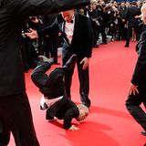 Cannes 2012: Schauspieler Gib Pocthier legt eine Tanzeinlage hin.